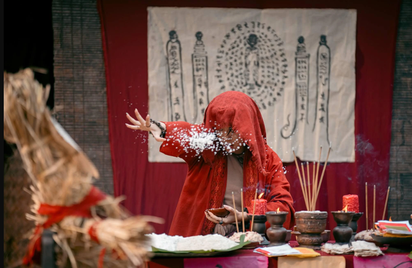 Vài suy nghĩ tản mạn về “Đèn Âm Hồn”