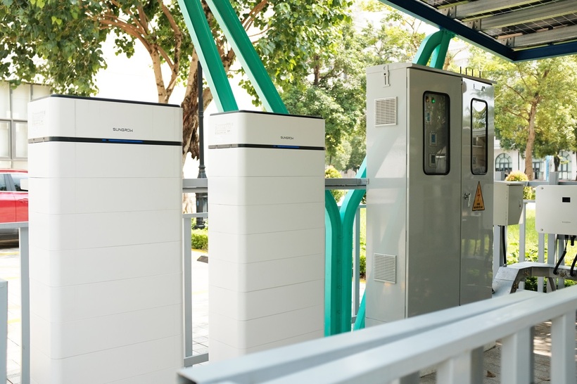 Hệ thống pin trữ điện và hộp điều khiển trung tâm của trạm sạc.