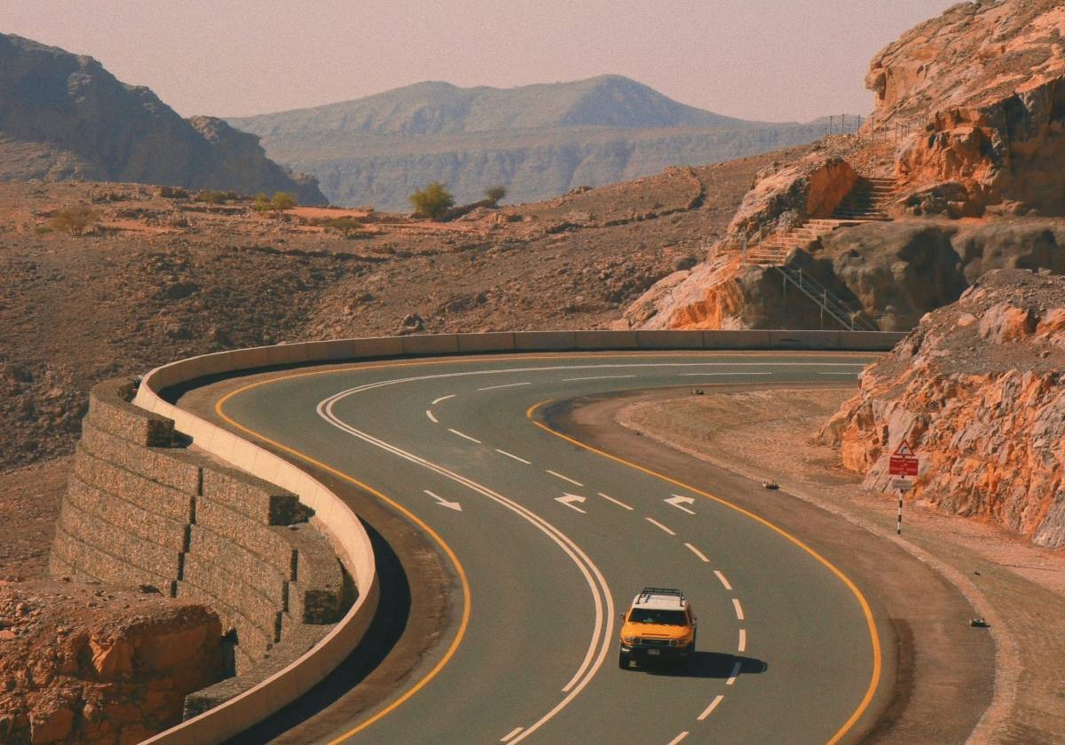 Bán đảo Ả Rập cũng mang đến những cung đường lái xe ngoạn mục, kết hợp phong cảnh sa mạc với những đỉnh núi hiểm trở. Đường Jebel Shams và Jabal Akhdar của Oman dẫn lên những hẻm núi hùng vĩ còn tại UAE, đường núi Jebel Jais rất được ưa chuộng cho các chuyến đi cuối tuần. ẢNH: TRAVEL DUBAI Bán đảo Ả Rập cũng mang đến những cung đường lái xe ngoạn mục, kết hợp phong cảnh sa mạc với những đỉnh núi hiểm trở. Đường Jebel Shams và Jabal Akhdar của Oman dẫn lên những hẻm núi hùng vĩ còn tại UAE, đường núi Jebel Jais rất được ưa chuộng cho các chuyến đi cuối tuần. ẢNH: TRAVEL DUBAI
