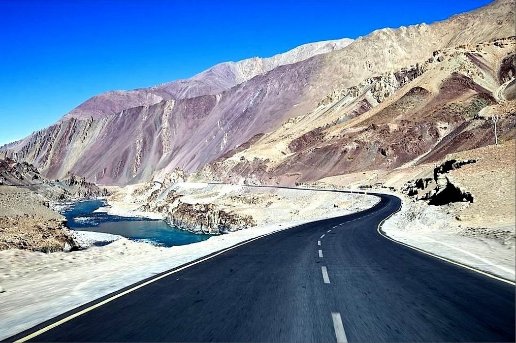 Đối với những người ưa mạo hiểm, cao tốc Manali-Leh và cao tốc Srinagar-Leh ở Ladakh, Ấn Độ là những tuyến đường trong danh sách cung đường phải đi. Chúng băng qua một số đèo cao nhất thế giới mà xe có thể đi được. Đường cao tốc leo lên độ cao trên 5.000 m, chỉ mở cửa từ cuối xuân đến đầu thu, vì tuyết phủ kín các đèo vào mùa đông. ẢNH: SWARAJYA Đối với những người ưa mạo hiểm, cao tốc Manali-Leh và cao tốc Srinagar-Leh ở Ladakh, Ấn Độ là những tuyến đường trong danh sách cung đường phải đi. Chúng băng qua một số đèo cao nhất thế giới mà xe có thể đi được. Đường cao tốc leo lên độ cao trên 5.000 m, chỉ mở cửa từ cuối xuân đến đầu thu, vì tuyết phủ kín các đèo vào mùa đông. ẢNH: SWARAJYA