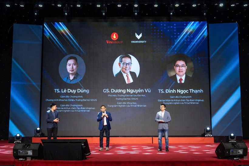 GS. Dương Nguyên Vũ, TS. Đinh Ngọc Thạnh và TS. Lê Duy Dũng chia sẻ về triết lý đào tạo, cấu trúc chương trình và giới thiệu đội ngũ giảng viên, mentor của Chương trình Đào tạo Nhân tài AI Thực chiến.