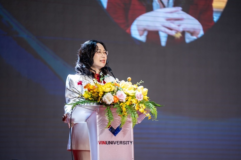 Tiến sĩ Lê Mai Lan, Phó Chủ tịch Tập đoàn Vingroup, Chủ tịch Hội đồng Trường Đại học VinUni phát biểu tại lễ khai giảng, chính thức kick off chương trình học.